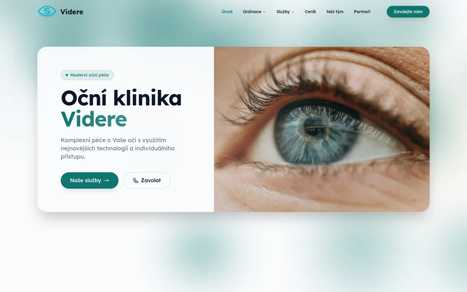 Úvodní stránka oční kliniky Videre: detail oka vedle názvu kliniky a tlačítka na služby.